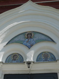 Мозаичные иконы над входом в собор Александра Невского