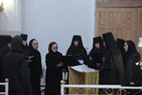 Монастырский хор, в богослужении участвуют сестры Ново-Голутвина монастыря